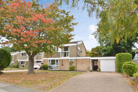 3 bedroom Link detached house for sale in Wellesley Drive, Crowthorne, RG45