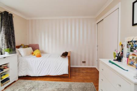 3 bedroom Link detached house for sale in Wellesley Drive, Crowthorne, RG45