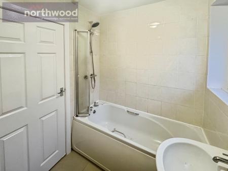 2 bedroom Flat to let in Castle Mount, Heswall, Wirral, CH60