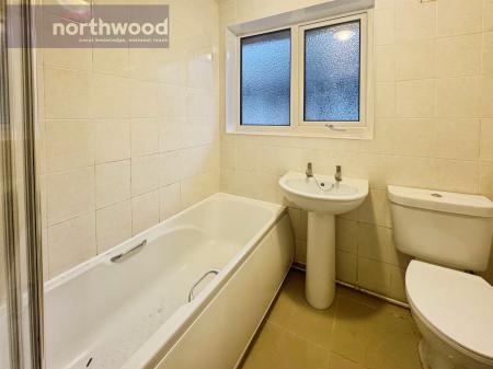 2 bedroom Flat to let in Castle Mount, Heswall, Wirral, CH60