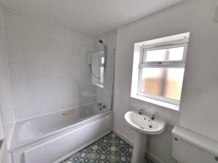 2 bedroom Flat to let in High Street, Neston, Wirral CH64 (2nd Floor)