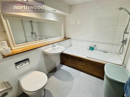 2 bedroom Flat for sale in Tapestry Gardens, Birkenhead, CH41