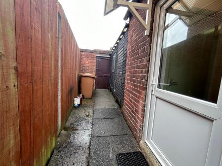 3 bedroom Semi-detached house to let in Kings Drive, Thingwall, Wirral, CH61