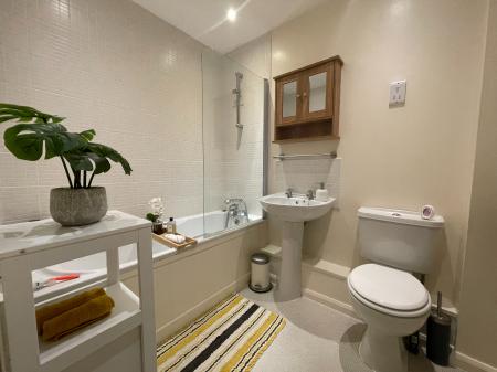 2 bedroom Flat to let in New Heyes, Neston, Wirral, CH64