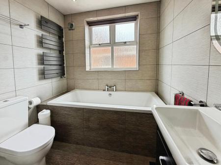 4 bedroom Bungalow for sale in Malvern Avenue, Hindley Green, WN2