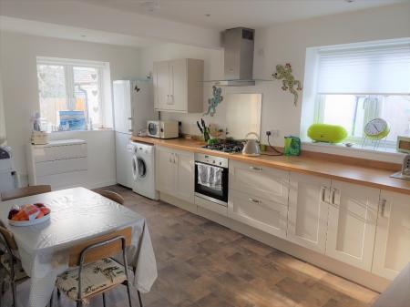 4 bedroom Detached house to let in Bethel Road, St Austell, PL25