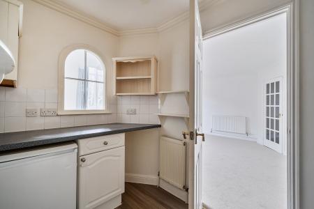 2 bedroom Maisonette to let in Yew Tree Court, Truro, TR1