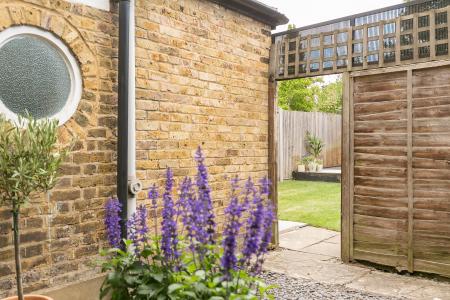 2 bedroom Cottage for sale in Baldry Gardens, Streatham, London, SW16