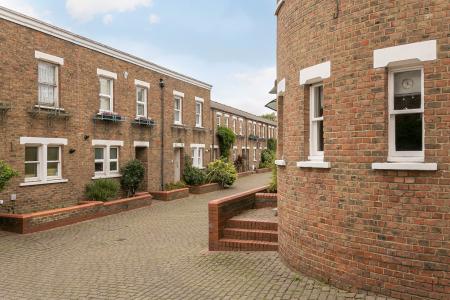 1 bedroom Flat for sale in Chichester Mews, West Norwood, London, SE27