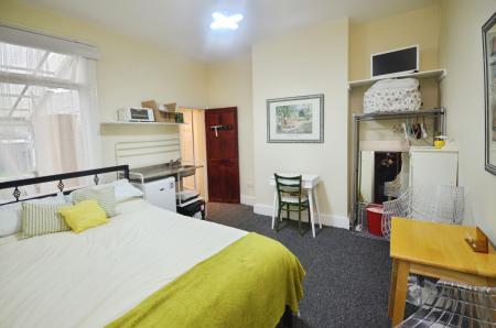 4 bedroom House share to let in Ardgowan Road, Catford, London, SE6