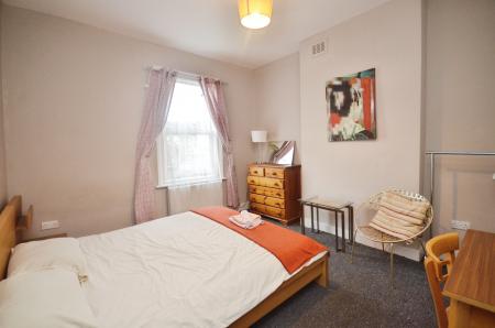 4 bedroom House share to let in Ardgowan Road, Catford, London, SE6