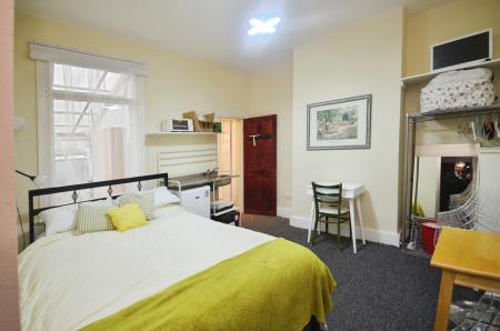 4 bedroom House share to let in Ardgowan Road, Catford, London, SE6