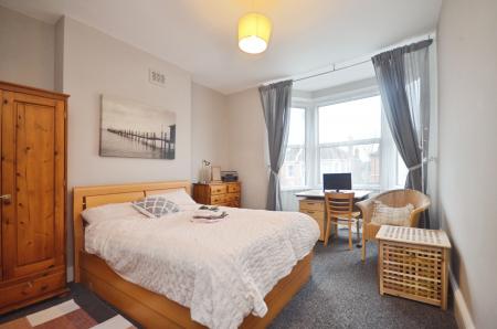 4 bedroom House share to let in Ardgowan Road, Catford, London, SE6