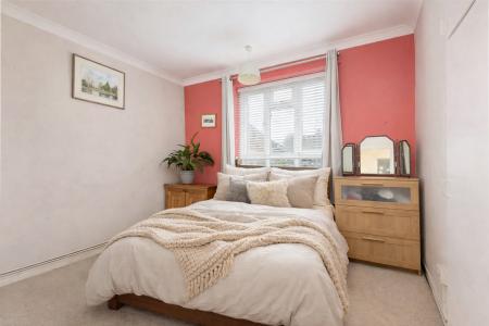 2 bedroom Flat for sale in Valley Road, Streatham, London, SW16