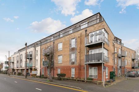 2 bedroom Flat to let in Canterbury Road, London, CR0