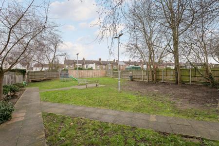 2 bedroom Flat for sale in Canterbury Road, London, CR0