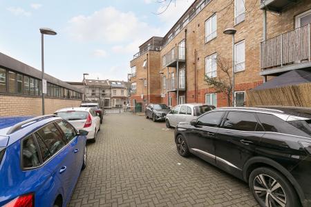 2 bedroom Flat for sale in Canterbury Road, London, CR0