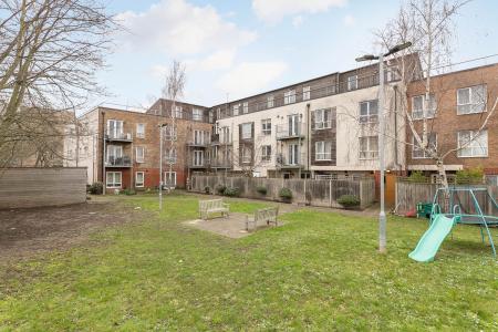 2 bedroom Flat for sale in Canterbury Road, London, CR0