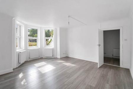 1 bedroom Ground floor maisonette to let in Selhurst Road, South Norwood, London, SE25