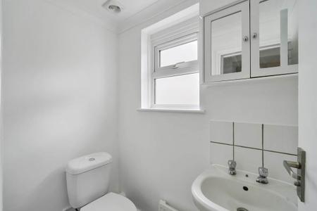 1 bedroom Ground floor maisonette to let in Selhurst Road, South Norwood, London, SE25