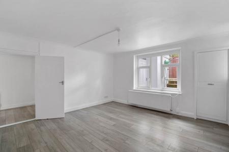 1 bedroom Ground floor maisonette to let in Selhurst Road, South Norwood, London, SE25