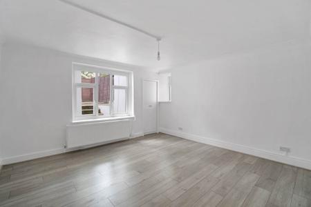 1 bedroom Ground floor maisonette to let in Selhurst Road, South Norwood, London, SE25