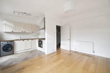 3 bedroom End of terrace house to let in Egremont Road, West Norwood, London, SE27