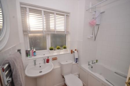 2 bedroom Flat to let in St Gerards Close, Clapham Common, Clapham, London, SW4