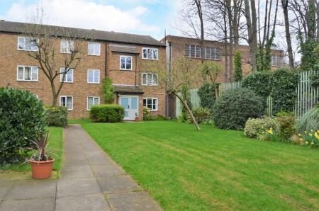 2 bedroom Flat to let in St Gerards Close, Clapham Common, Clapham, London, SW4