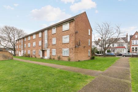 2 bedroom Flat to let in Valley Road, Streatham, London, SW16