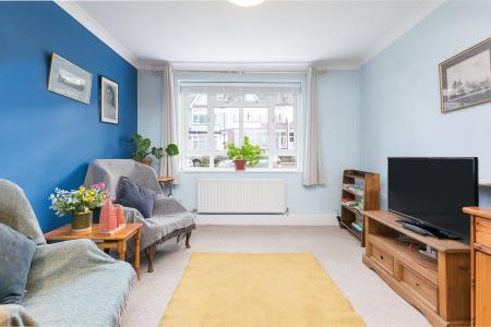 2 bedroom Flat to let in Valley Road, Streatham, London, SW16