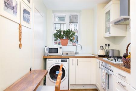 2 bedroom Flat to let in Valley Road, Streatham, London, SW16