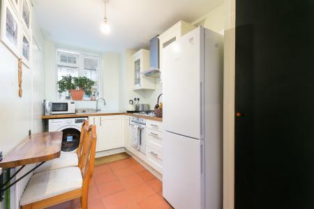 2 bedroom Flat to let in Valley Road, Streatham, London, SW16