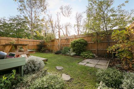 2 bedroom Flat for sale in Charters Close, Gipsy Hill, London, SE19