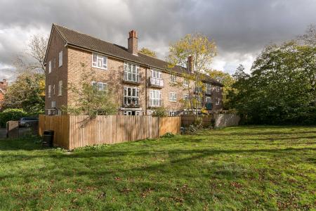 2 bedroom Flat for sale in Charters Close, Gipsy Hill, London, SE19