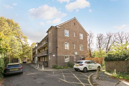 2 bedroom Flat for sale in Charters Close, Gipsy Hill, London, SE19