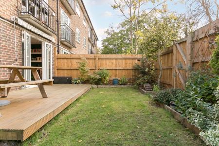 2 bedroom Flat for sale in Charters Close, Gipsy Hill, London, SE19