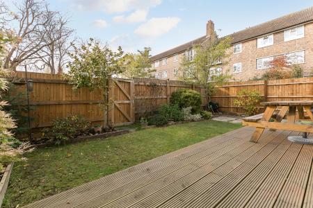 2 bedroom Flat for sale in Charters Close, Gipsy Hill, London, SE19