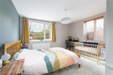 2 bedroom Flat for sale in Charters Close, Gipsy Hill, London, SE19