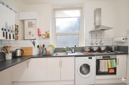 2 bedroom Flat to let in Norwood Road, Tulse HIll, London, SE27