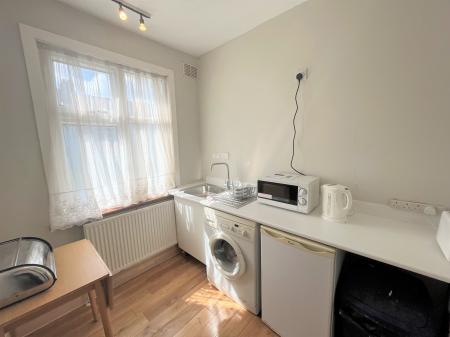 2 bedroom House share to let in Athlone RD, Brixton, London, SW2