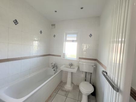 2 bedroom House share to let in Athlone RD, Brixton, London, SW2