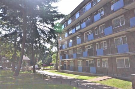 3 bedroom Flat to let in Bowen Drive, West Dulwich, London, SE21