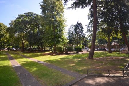 3 bedroom Flat to let in Bowen Drive, West Dulwich, London, SE21