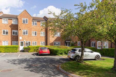 1 bedroom Flat for sale in Ashdown Way, London, SW17
