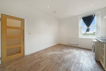 3 bedroom Flat to let in Dalton Street, West Norwood, London, SE27