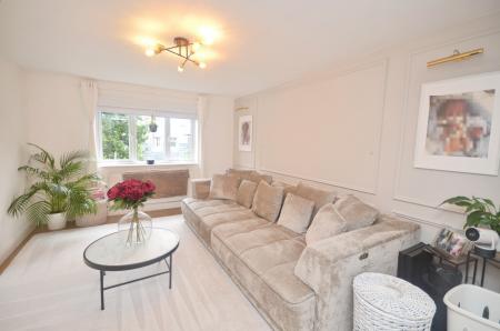 2 bedroom Flat to let in Hainthorpe Rd, West Norwood, London, SE27