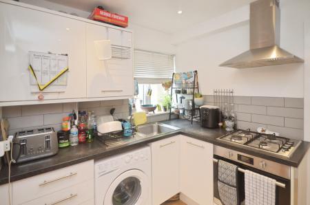 2 bedroom Flat to let in Hainthorpe Rd, West Norwood, London, SE27