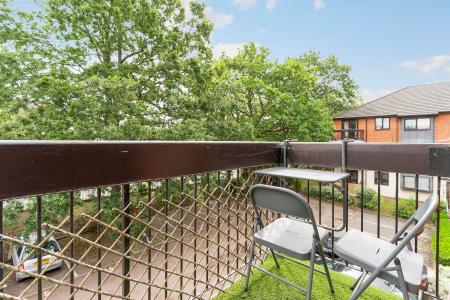 2 bedroom Flat to let in Wavel Place, Sydenham, London, SE26