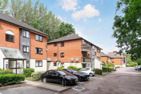 2 bedroom Flat to let in Wavel Place, Sydenham, London, SE26